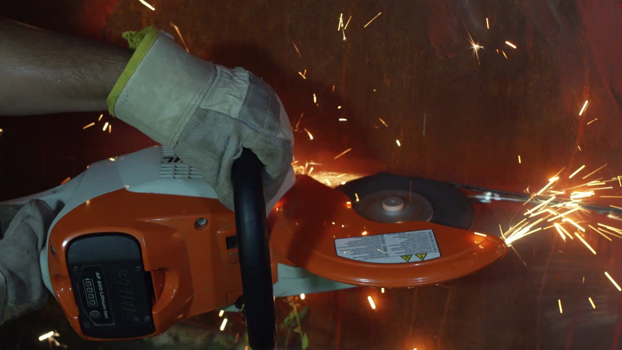 máquina de sierra de hormigón eléctrica cortando una pared de ladrillo rojo