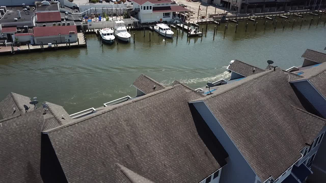 volando sobre condominios de lujo y botes en fishing creek, bahía de la playa de chesapeake, maryland, ee.uu., vista aérea el día de verano