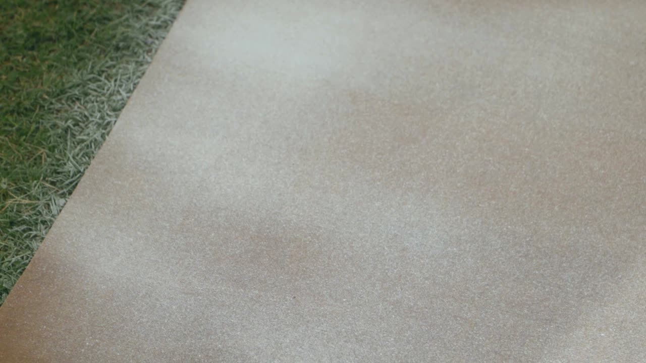 tablero de madera pistola rociadora pintor trabajo spray trabajador pintura aplicar construcción