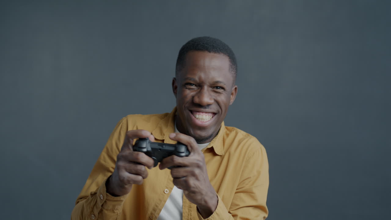 Hombre jugando a videojuegos.