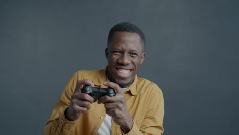 hombre jugando a videojuegos.