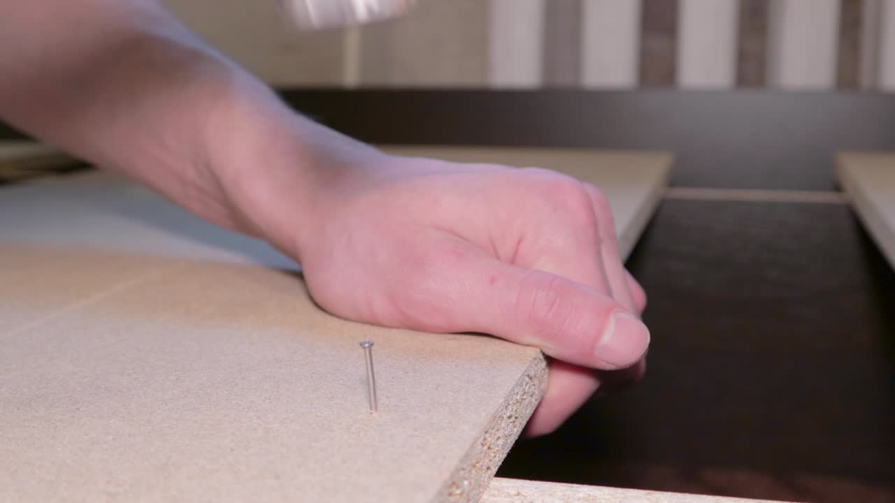 carpintero ensamblando muebles golpeando clavos martillo maestro profesional