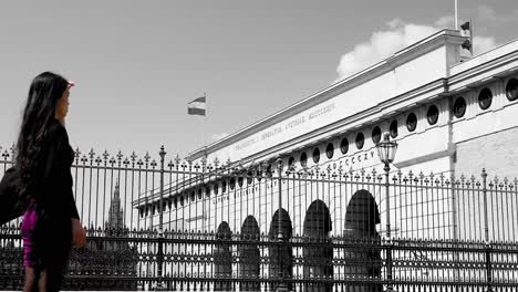 Una-Joven-Asiática-Con-Un-Hermoso-Vestido-Morado-Inspecciona-Un-Edificio-Histórico-En-Viena-Como-Turista