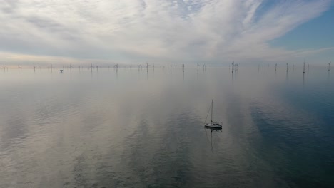 Ankern-Mit-Segelboot-Am-Windräderfeld