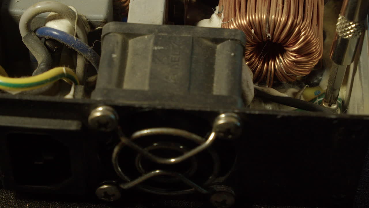 el destornillador retira el tornillo al lado de la bobina del transformador de cobre electrónico