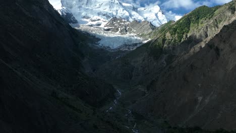 Increíble-Y-Hermosa-Montaña-Rakaposhi-Cubierta-De-Nieve-Con-Nubes-Claras