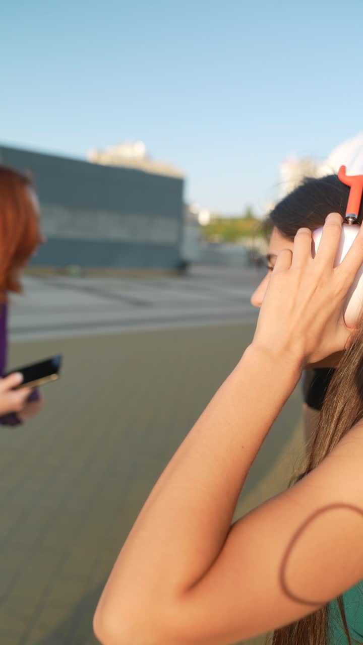 mujer riendo en un techo