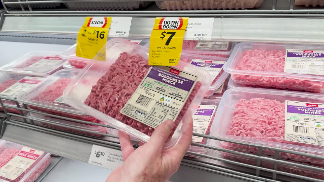 슈퍼마켓 선반에서 고기를 선택하는 사람