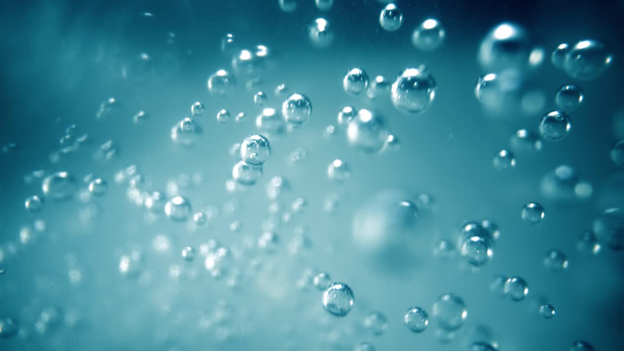 파란 물에 많은 물 거품이 가 ⁇ 게, 느린 움직임의 거품과 함께 추상적인 물 파동.