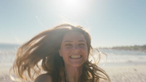 Mujer-Feliz-Teniendo-Video-Chat-En-La-Playa-Chica-Lanzando-Un-Beso-A-La-Cámara-Compartiendo-Vacaciones-De-Verano-Usando-Un-Teléfono-Inteligente-Mostrando-Aventuras-De-Viaje-Divirtiéndose-En-Vacaciones