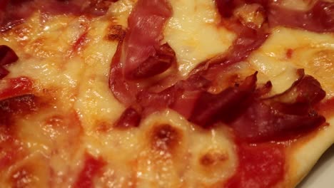 Pizza-Mit-Mozzarella-Und-Schinken,-Pizza-Al-Prosciutto