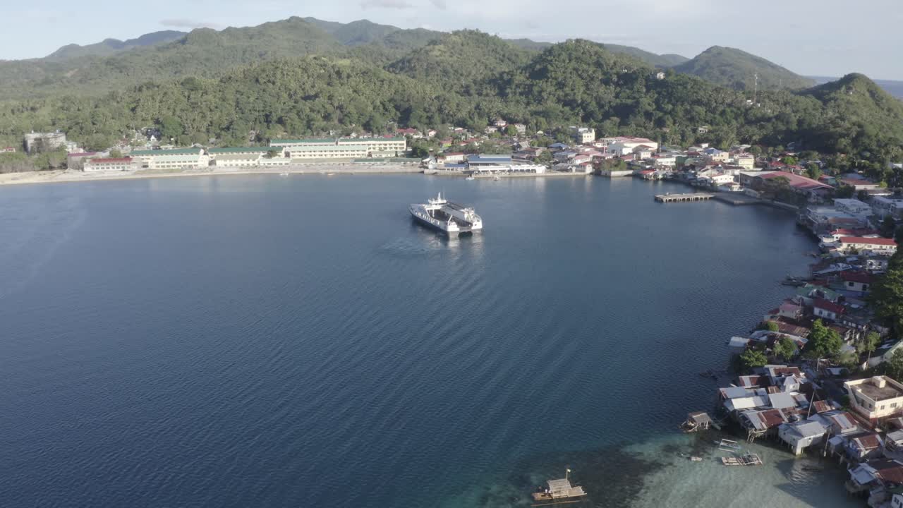 ferry fastcat de pasajeros local preparándose para atracar en el puerto de liloan en el sur de leyte durante el día en filipinas