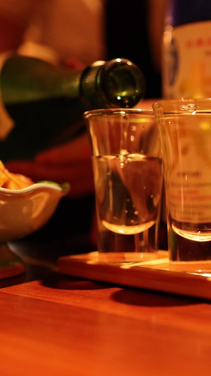 Servizio sequenziale di sake in un ambiente tradizionale