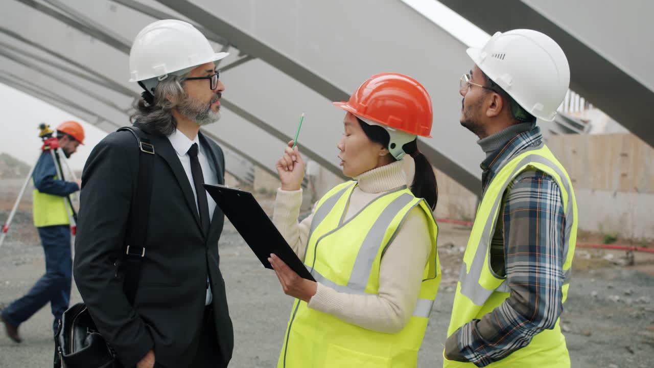 reunión en el sitio de construcción