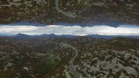 paysage de route de montagne inversé