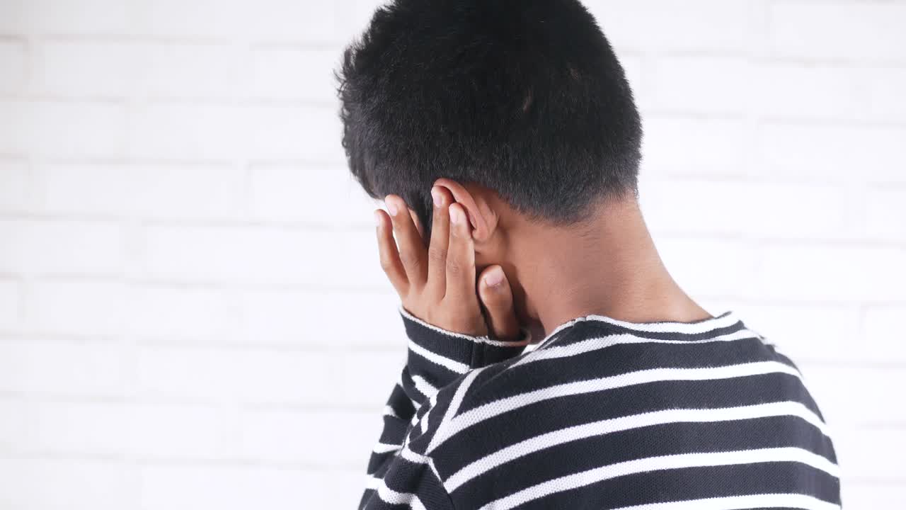 adolescente que tiene dolor de oído tocando su oído doloroso