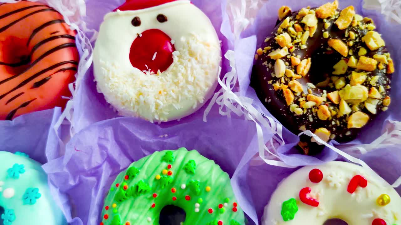 desempaquetando una caja de rosquillas de navidad, rosquillas con helado y salpicaduras