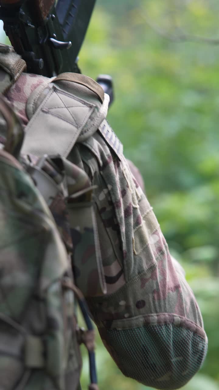 soldado con equipo de camuflaje