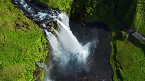 Malerischer-Blick-Auf-Den-Berühmten-Seljalandsfoss-Wasserfall-In-Island---Drohnenaufnahme-Aus-Der-Luft