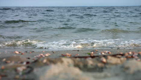 Olas-Rodando-Hacia-La-Orilla-Arenosa-Con-Conchas-Marinas-En-La-Playa-De-Jennings-En-Connecticut