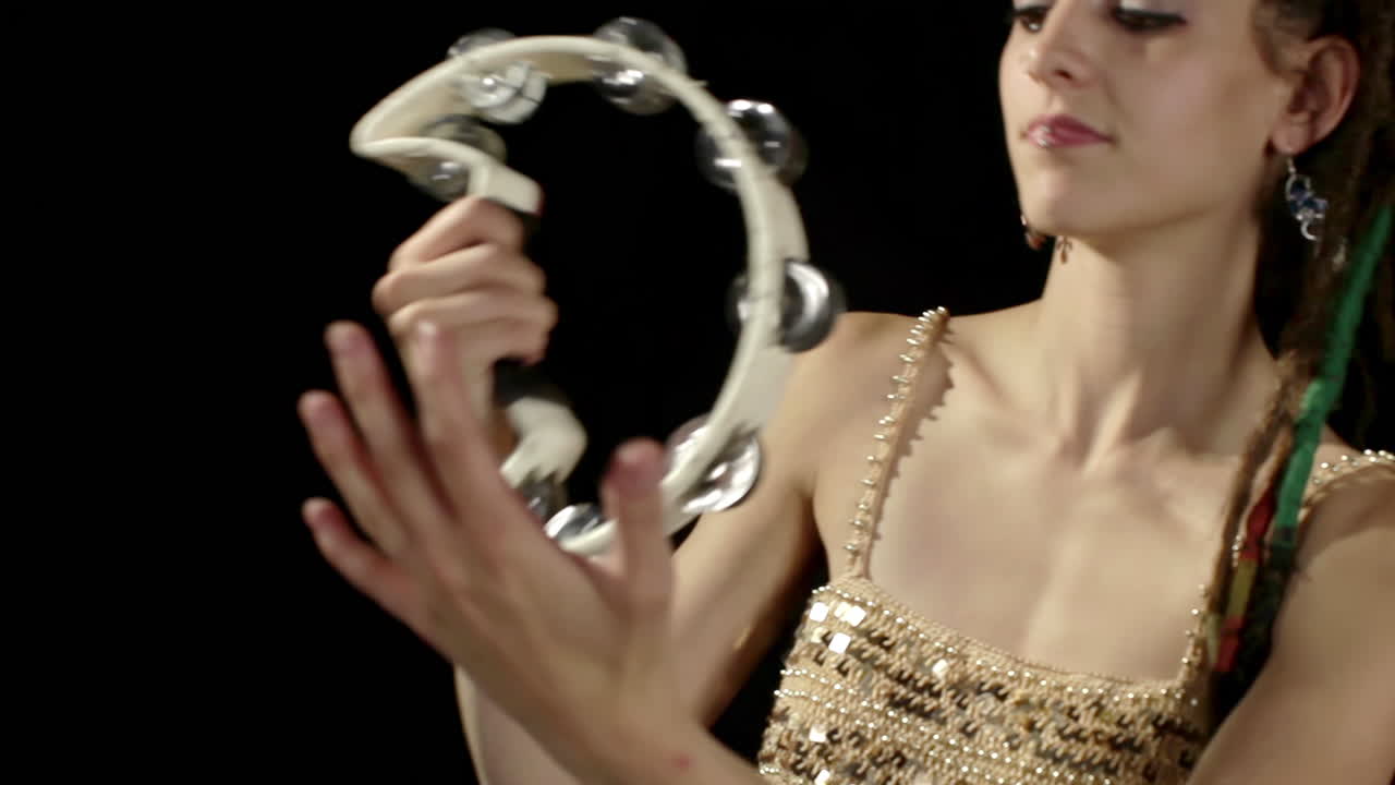 여성 가수이자 타악기 드럼 연주자