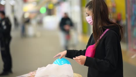 mujer comprando en un centro comercial durante la pandemia