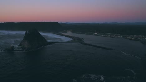 Rialto-Beach-Und-Little-James-Island-Mit-Einem-Lebhaften-Abendhimmel