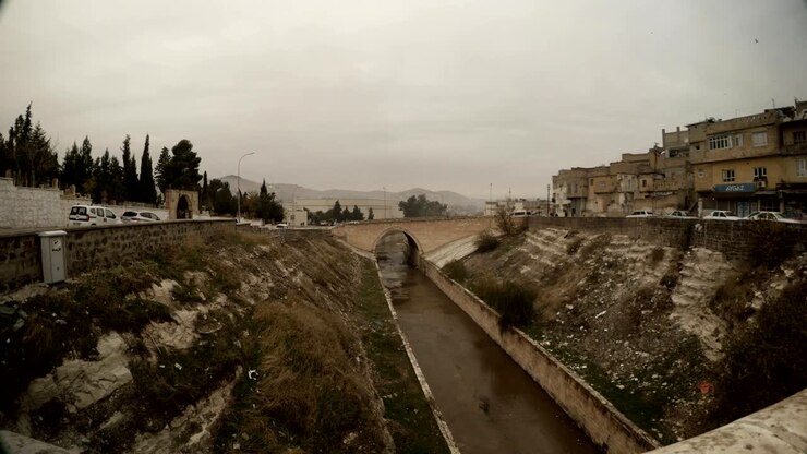 Ponte antico sotto un antico canale a Sanliurfa in una giornata nuvolosa e invernale.