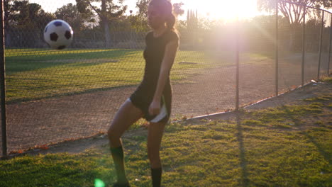 Una-Jugadora-De-Fútbol-Haciendo-Malabarismos-Con-Una-Pelota-De-Fútbol-En-Una-Práctica-De-Deportes-De-Equipo-En-El-Parque