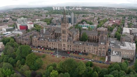 Eine-Kreisende-Drohne-Schoss-Um-Das-Cloister-Gebäude-Der-University-Of-Glasgow