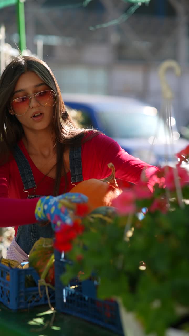 mujer en un mercado de agricultores de otoño