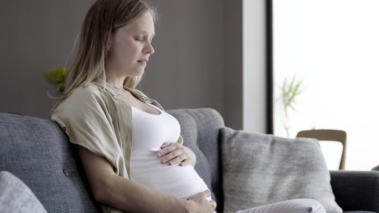 행복 한 여성 이 호흡 운동 을 하고 있다