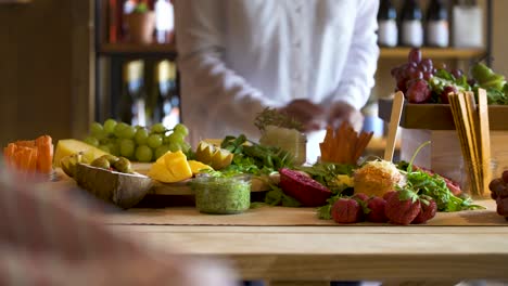 Zubereiten-Von-Frischen-Obstplatten-Für-Hochzeitsgäste-In-Einem-Neuseeländischen-Weingut---Breite-Pfanne