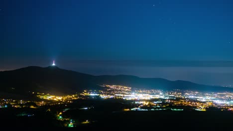 timelapse nocturno de la ciudad de liberec y torre bromeada con luces de tráfico.