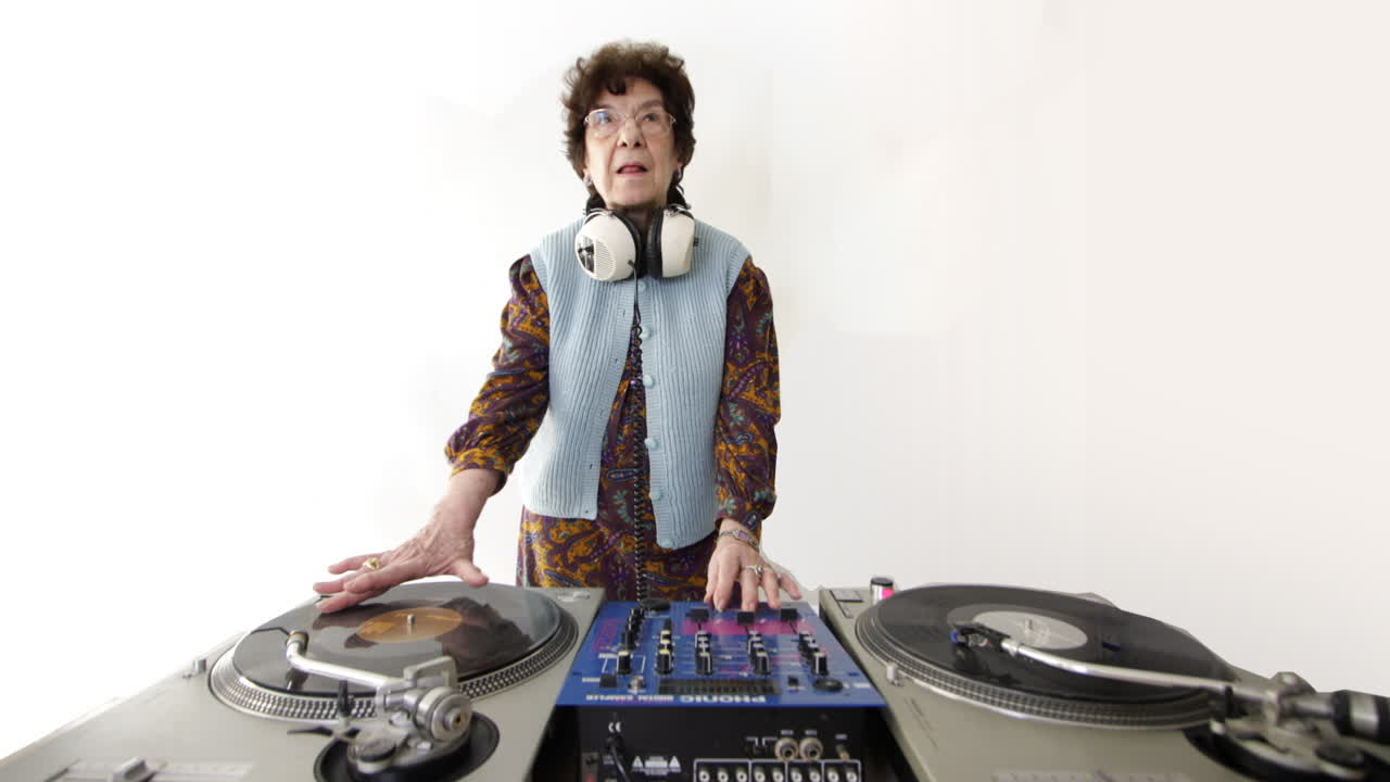 abuela dj 02