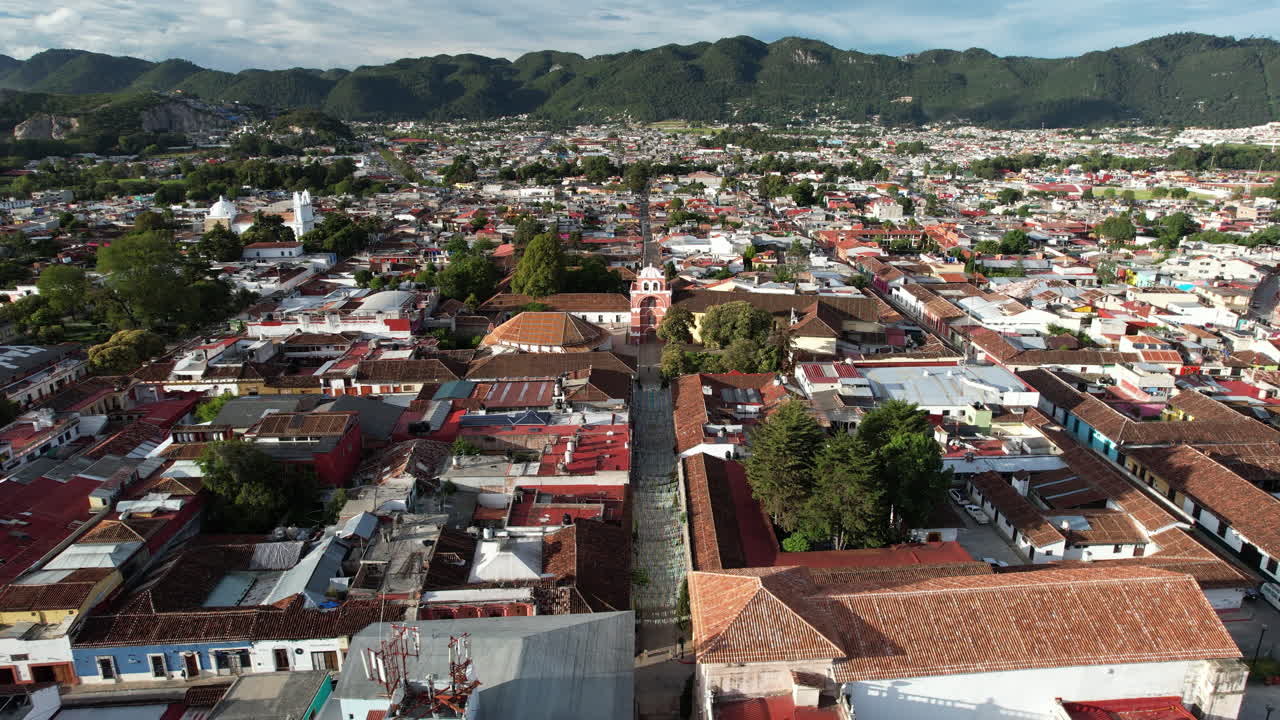 vista aérea hacia abajo y en retroceso de la ciudad de san cristóbal de las casa en chiapas, méxico.