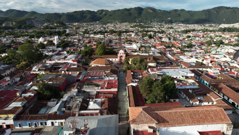 Vista-Aérea-Hacia-Abajo-Y-Hacia-Atrás-De-La-Ciudad-De-San-Cristobal-De-Las-Casa-En-Chiapas-Mexico