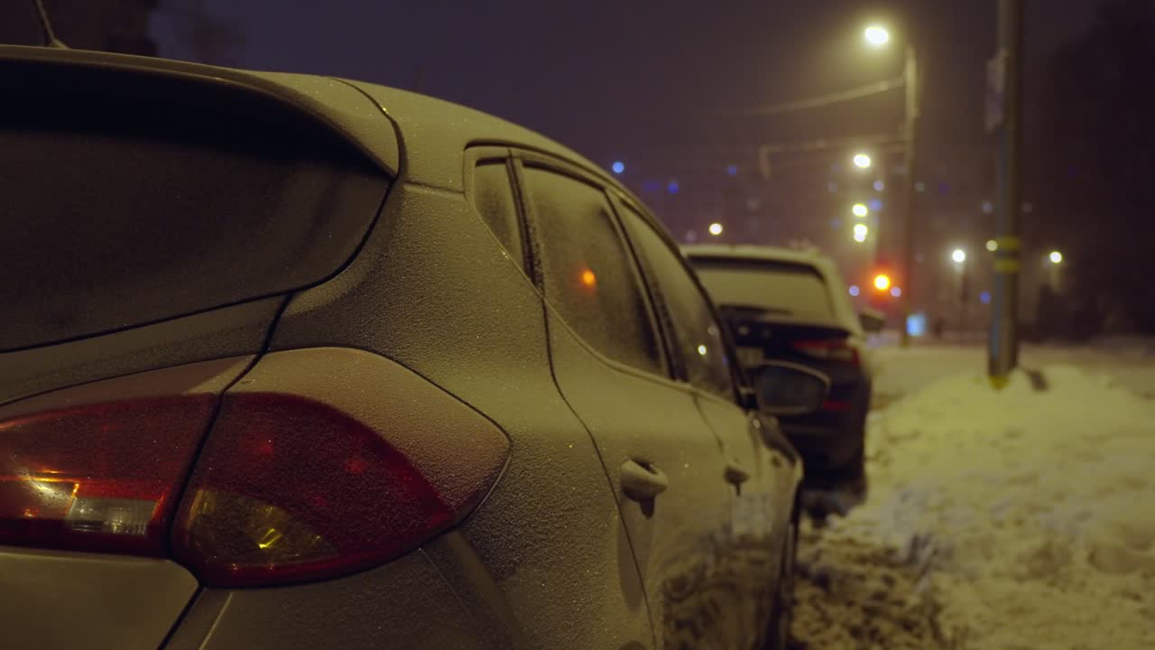 추운 밤에 사람이 보이지 않는 거리에 주차된 얼어붙은 자동차의 클로즈업
