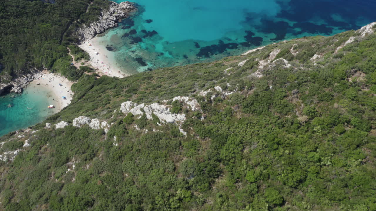 Veduta aerea di una doppia spiaggia e del sentiero di trekking che porta alla spiaggia nascosta