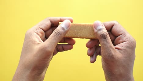 전통적 인 인도 과자 또는 간식 바를 들고 있는 손