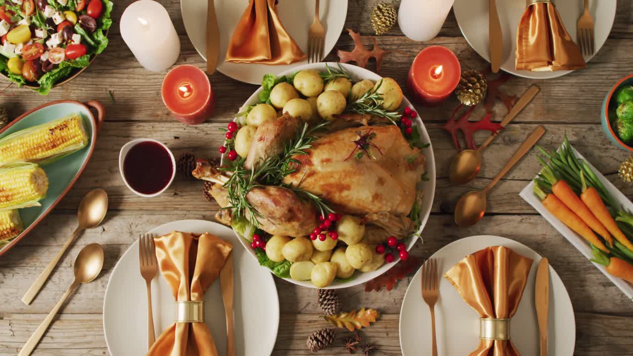 video de bandeja con pavo asado y diversos platos en superficie de madera