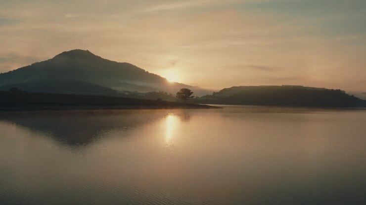 amanecer sobre un lago de montaña