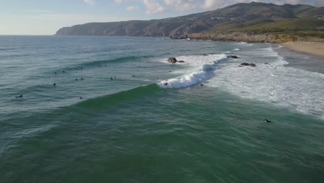 Toma-Aérea-De-Un-Surfista-Masculino-Haciendo-Ejercicio-Solo-En-El-Océano-Atlántico