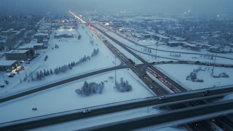 Drohnenaufnahme-Des-Autobahn--Oder-Autobahnverkehrs-Während-Der-Hauptverkehrszeit-An-Einem-Nebligen-Winterabend