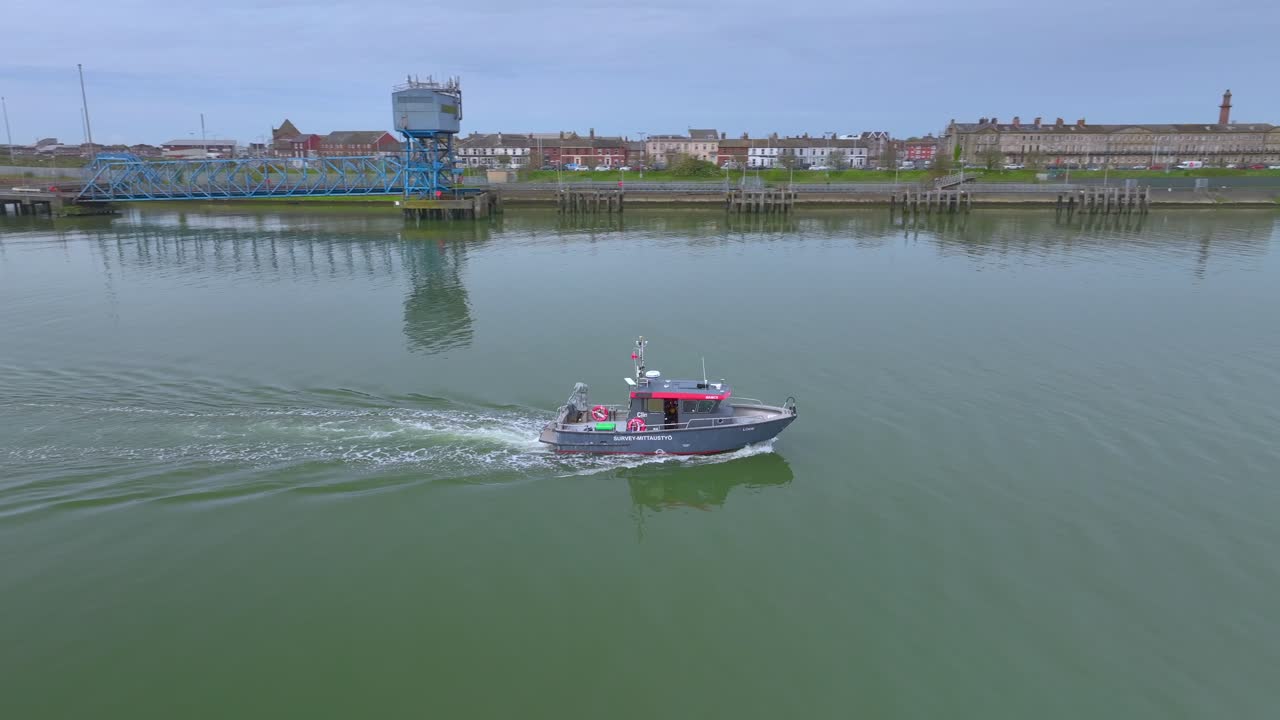 buque de reconocimiento que viaja por un río tranquilo hacia el mar