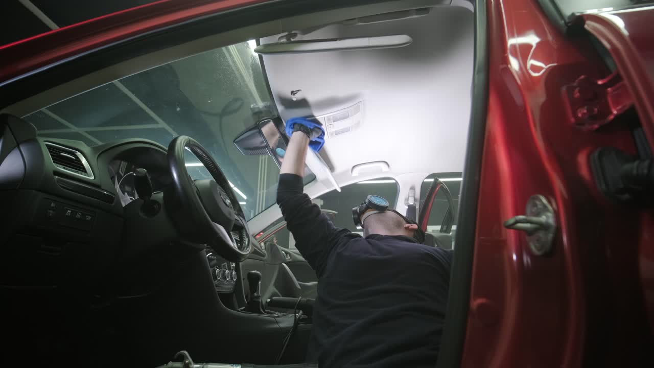 전문적인 자동차 청소. 샤워. 인테리어 세부 사항. 자동차 인테리어를 건조 청소 및 세부 사항; 깊은 좌석 청소; 자동차 세탁에서 거품을 는; 먼지에서 자동차 패널을 청소하는; 진공청소기