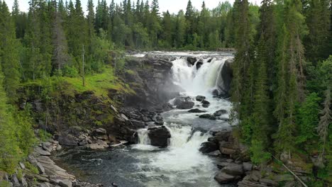 La-Cascada-Ristafallet-En-La-Parte-Occidental-De-Jamtland-Está-Catalogada-Como-Una-De-Las-Cascadas-Más-Hermosas-De-Suecia.