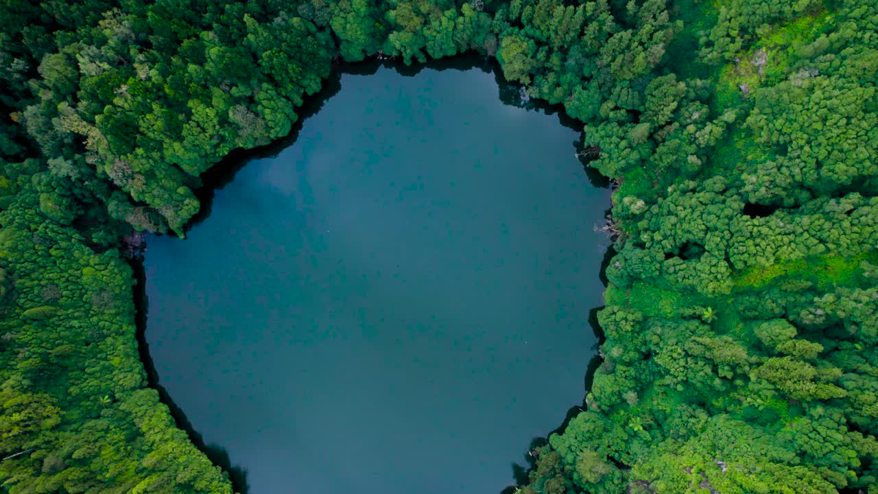fotografía de un pequeño lago en la isla de são miguel, portugal