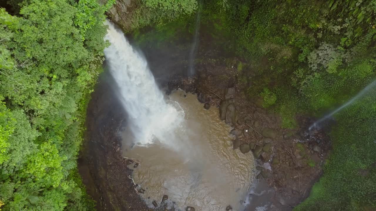 cascada nungnung en medio de bali, indonesia
