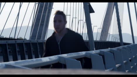 hombre corriendo en un puente